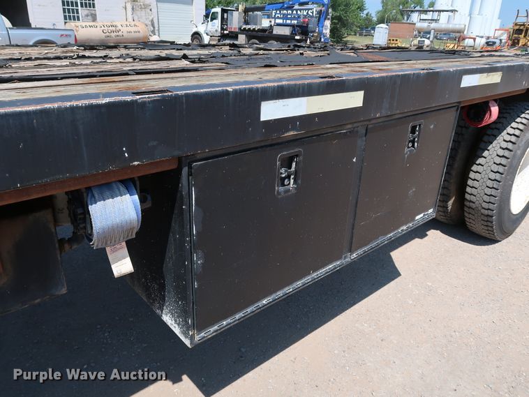 image for item KQ9779 2000 International 4900  flatbed truck