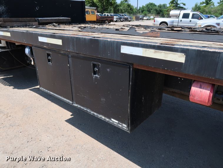 image for item KQ9779 2000 International 4900  flatbed truck