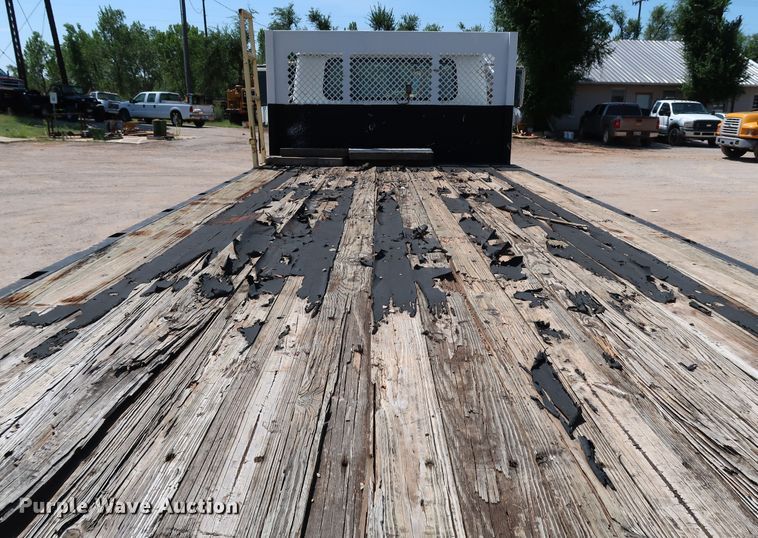 image for item KQ9779 2000 International 4900  flatbed truck