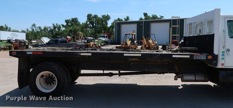 image for item KQ9779 2000 International 4900  flatbed truck