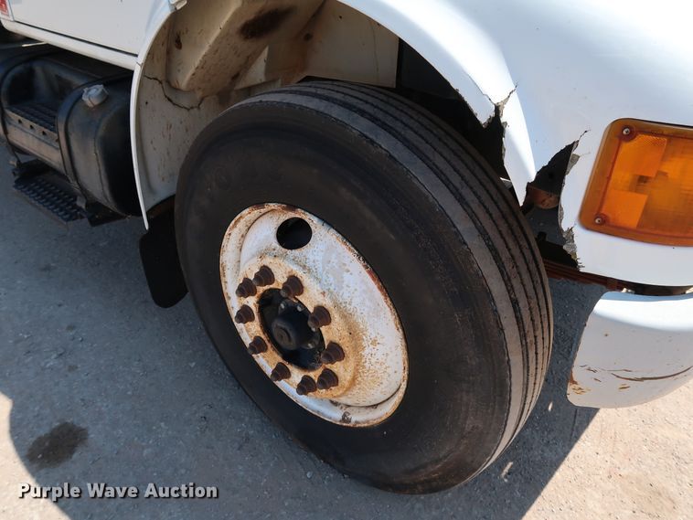 image for item KQ9779 2000 International 4900  flatbed truck