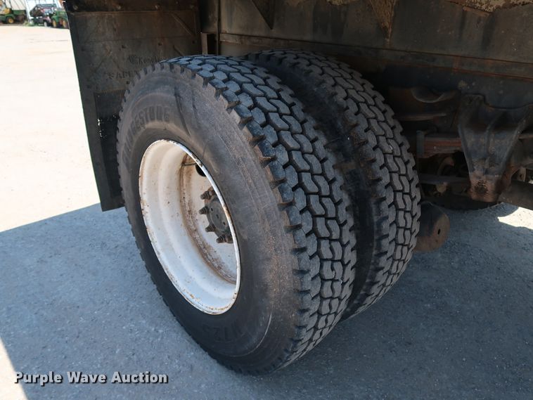 image for item KQ9779 2000 International 4900  flatbed truck