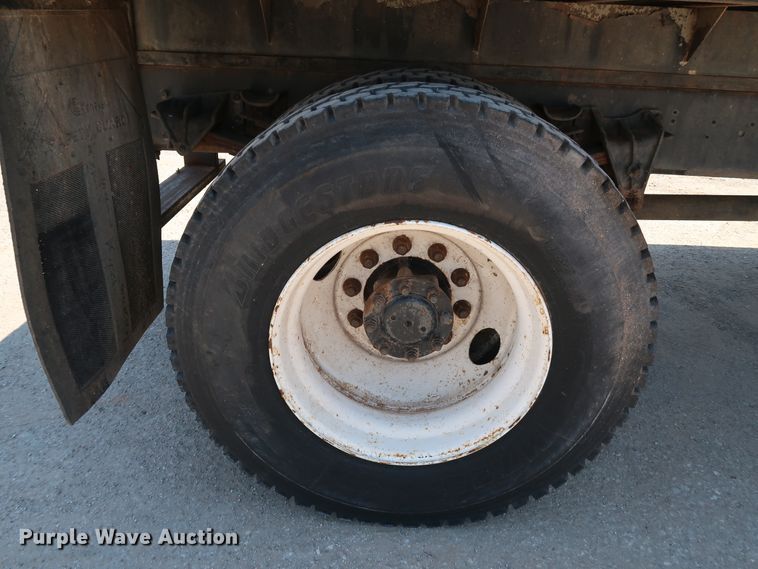 image for item KQ9779 2000 International 4900  flatbed truck