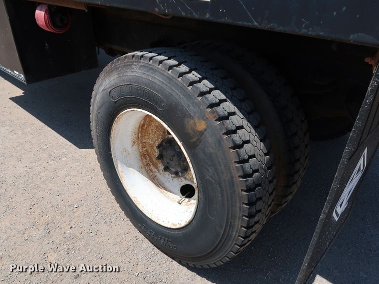 image for item KQ9779 2000 International 4900  flatbed truck