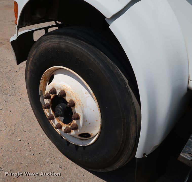 image for item KQ9779 2000 International 4900  flatbed truck