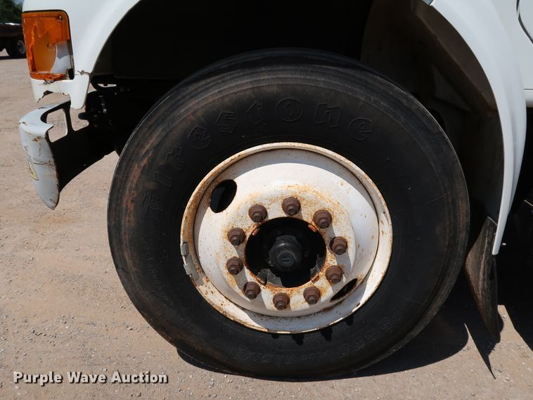 image for item KQ9779 2000 International 4900  flatbed truck