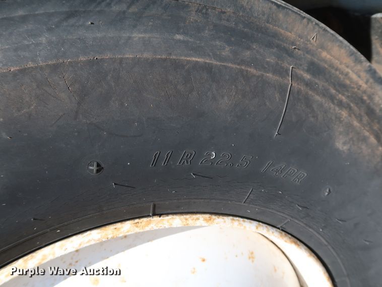 image for item KQ9779 2000 International 4900  flatbed truck