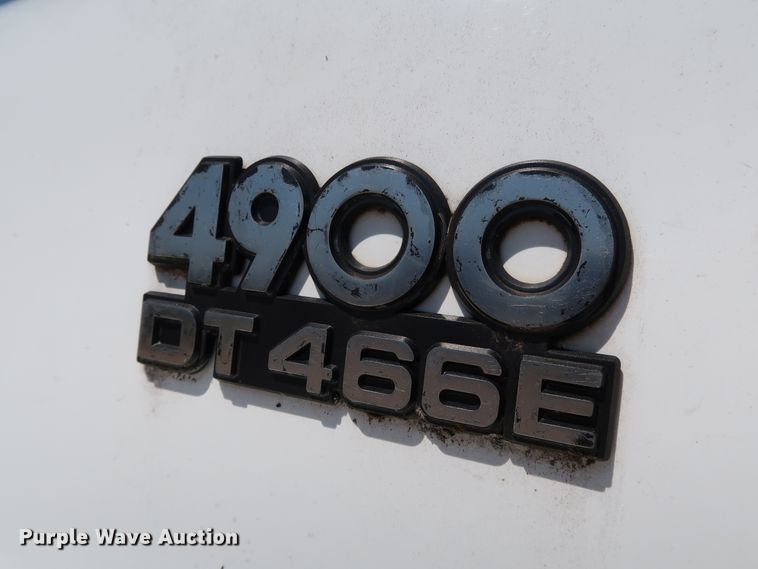 image for item KQ9779 2000 International 4900  flatbed truck