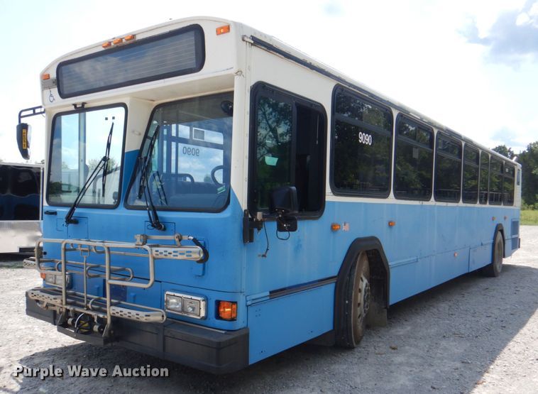 image for item KW9849 2005 Gillig C29D102N4  shuttle bus