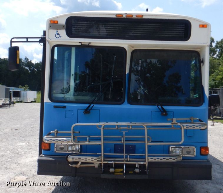 image for item KW9849 2005 Gillig C29D102N4  shuttle bus