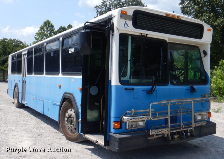 image for item KW9849 2005 Gillig C29D102N4  shuttle bus