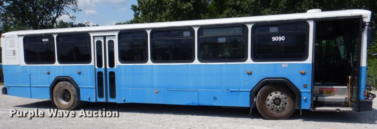 image for item KW9849 2005 Gillig C29D102N4  shuttle bus