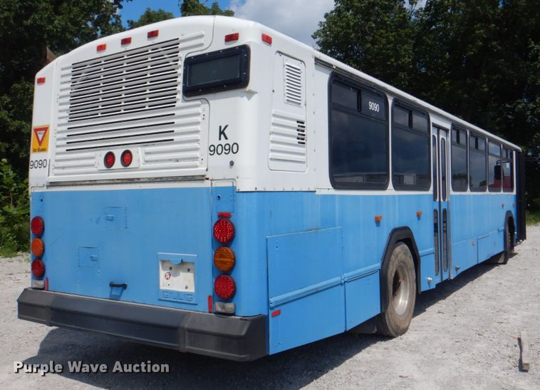 image for item KW9849 2005 Gillig C29D102N4  shuttle bus