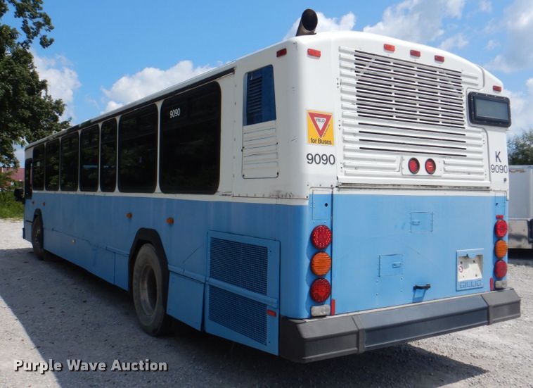 image for item KW9849 2005 Gillig C29D102N4  shuttle bus