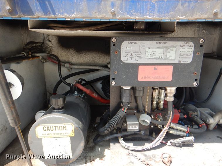 image for item KW9849 2005 Gillig C29D102N4  shuttle bus