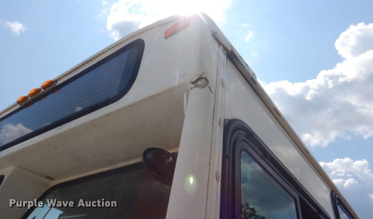 image for item KW9849 2005 Gillig C29D102N4  shuttle bus