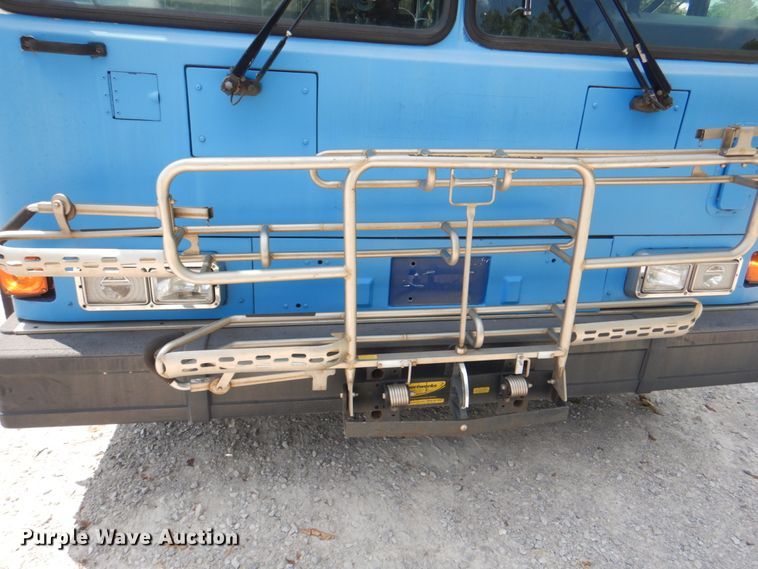 image for item KW9849 2005 Gillig C29D102N4  shuttle bus