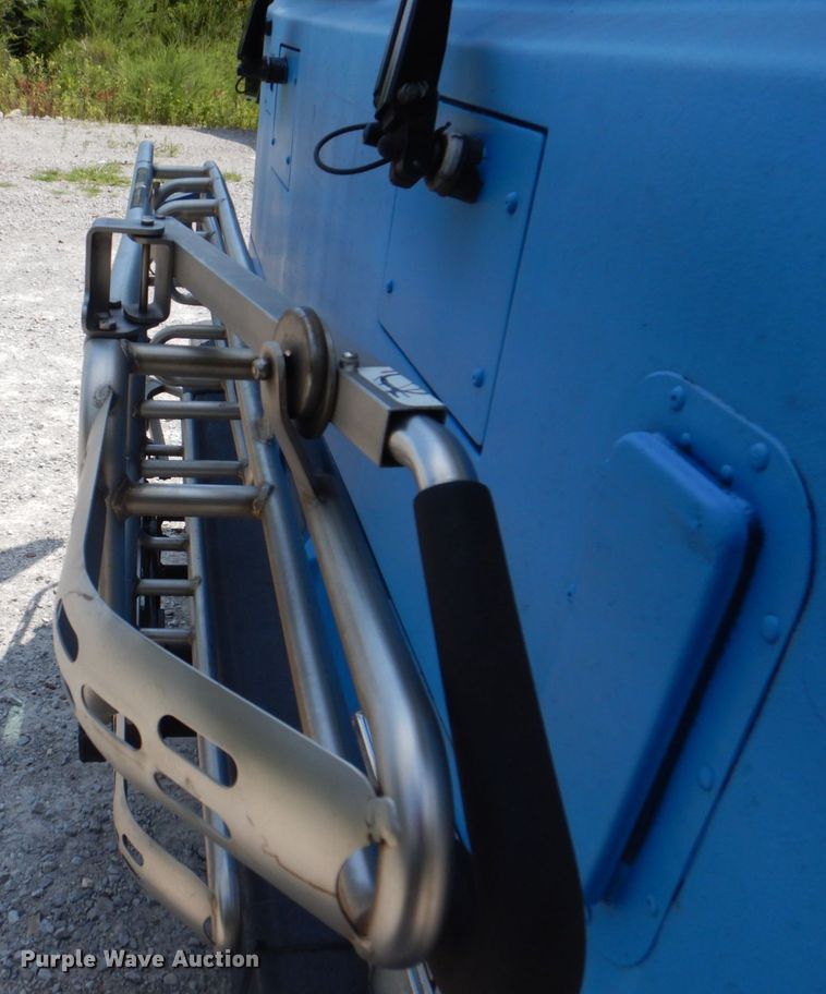 image for item KW9849 2005 Gillig C29D102N4  shuttle bus