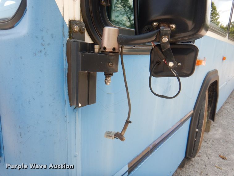 image for item KW9849 2005 Gillig C29D102N4  shuttle bus