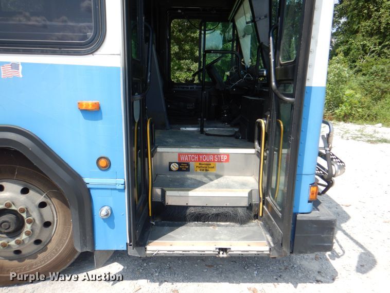 image for item KW9849 2005 Gillig C29D102N4  shuttle bus