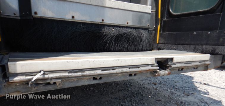 image for item KW9849 2005 Gillig C29D102N4  shuttle bus