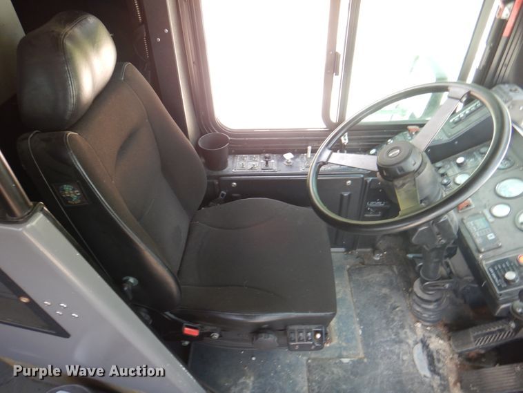 image for item KW9849 2005 Gillig C29D102N4  shuttle bus