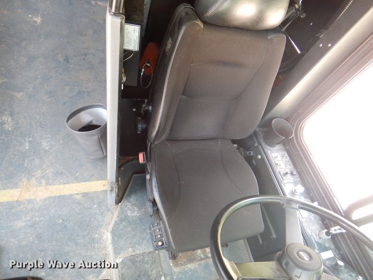 image for item KW9849 2005 Gillig C29D102N4  shuttle bus