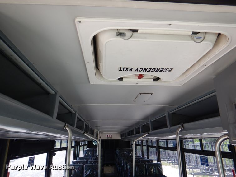 image for item KW9849 2005 Gillig C29D102N4  shuttle bus