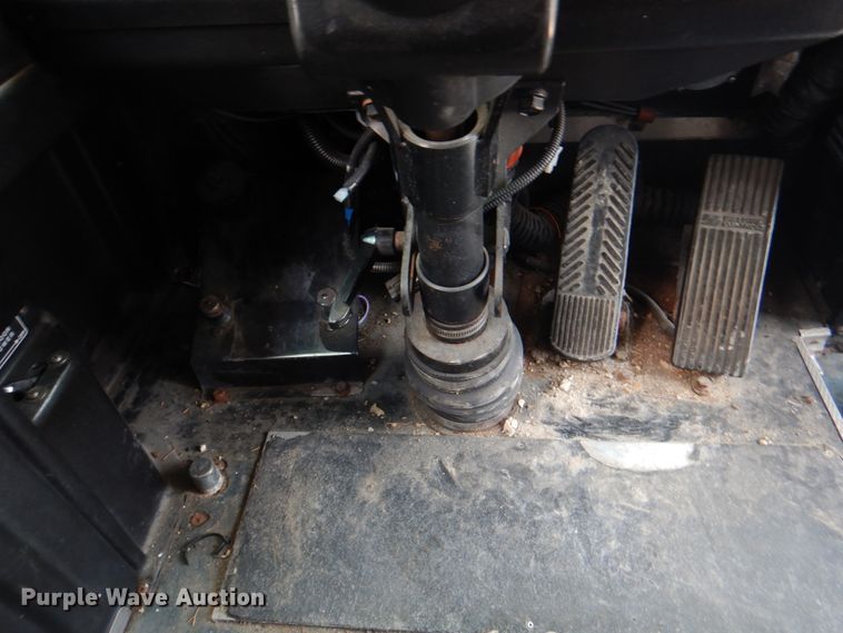 image for item KW9849 2005 Gillig C29D102N4  shuttle bus