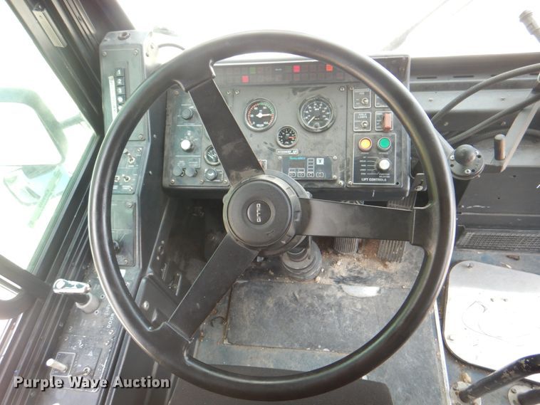 image for item KW9849 2005 Gillig C29D102N4  shuttle bus