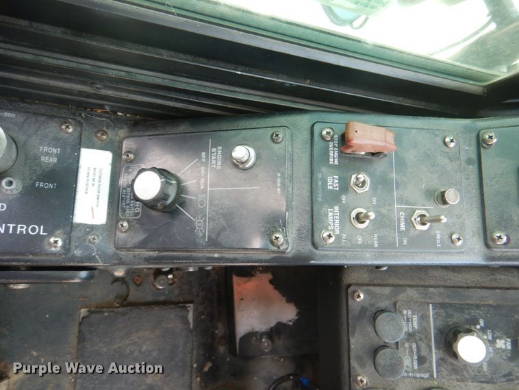 image for item KW9849 2005 Gillig C29D102N4  shuttle bus