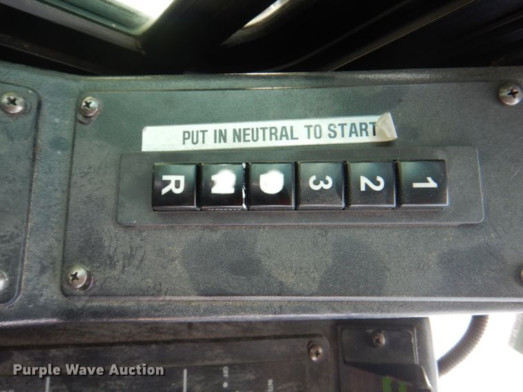 image for item KW9849 2005 Gillig C29D102N4  shuttle bus