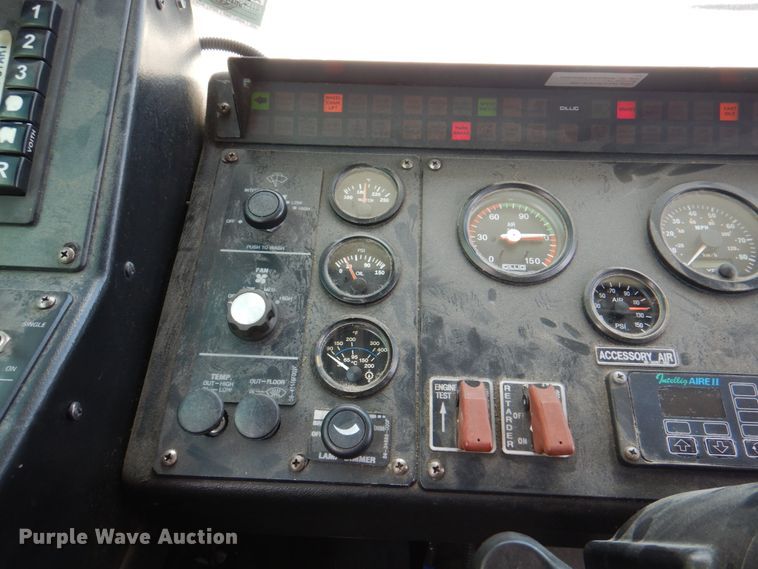 image for item KW9849 2005 Gillig C29D102N4  shuttle bus