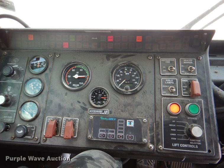 image for item KW9849 2005 Gillig C29D102N4  shuttle bus