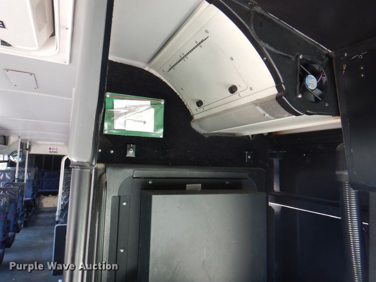 image for item KW9849 2005 Gillig C29D102N4  shuttle bus