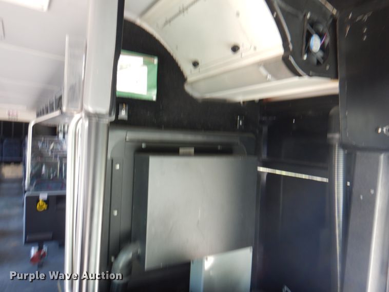 image for item KW9849 2005 Gillig C29D102N4  shuttle bus