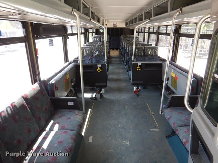 image for item KW9849 2005 Gillig C29D102N4  shuttle bus