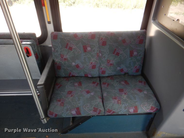 image for item KW9849 2005 Gillig C29D102N4  shuttle bus