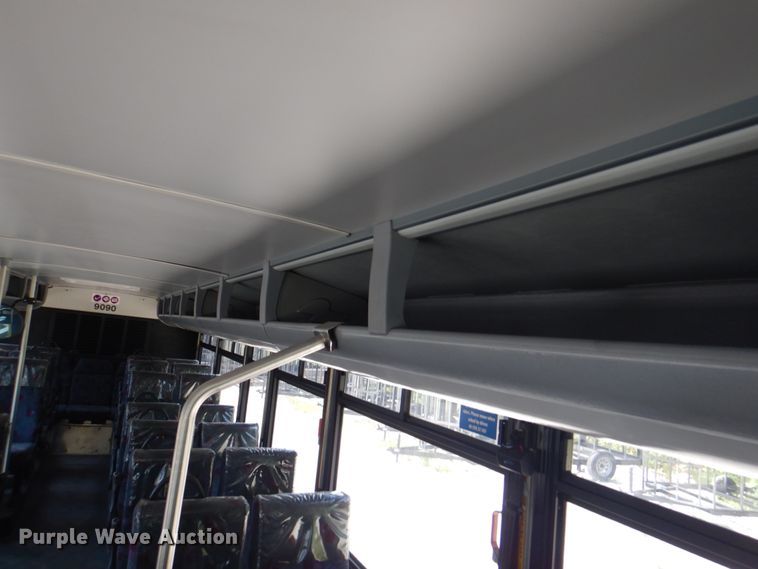 image for item KW9849 2005 Gillig C29D102N4  shuttle bus