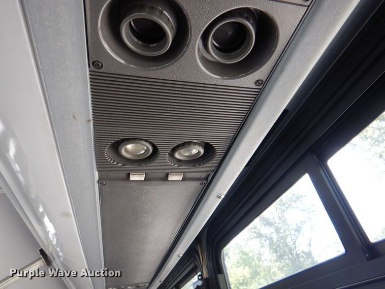 image for item KW9849 2005 Gillig C29D102N4  shuttle bus