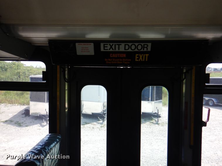 image for item KW9849 2005 Gillig C29D102N4  shuttle bus