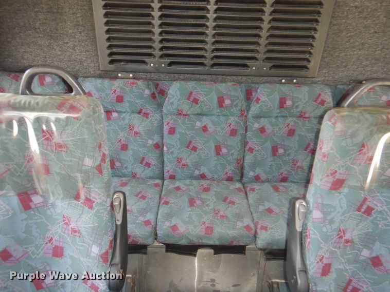 image for item KW9849 2005 Gillig C29D102N4  shuttle bus