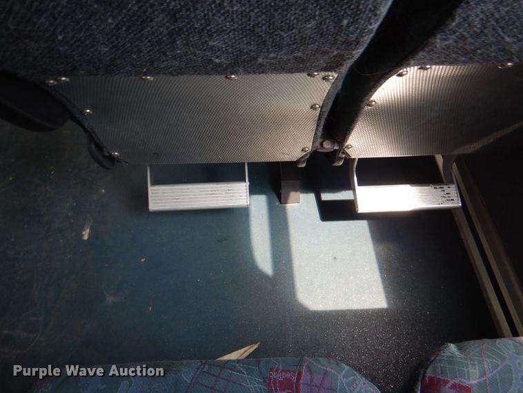 image for item KW9849 2005 Gillig C29D102N4  shuttle bus