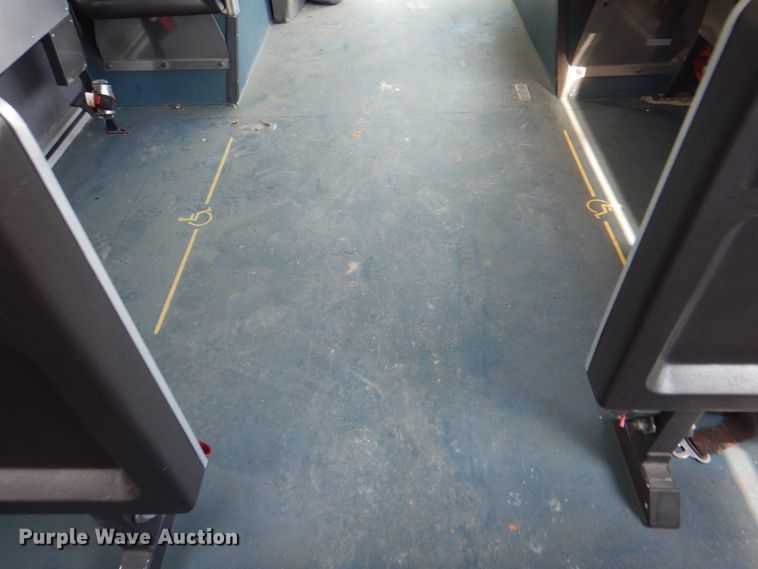 image for item KW9849 2005 Gillig C29D102N4  shuttle bus