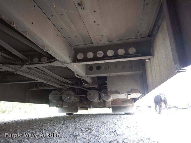 image for item KW9849 2005 Gillig C29D102N4  shuttle bus