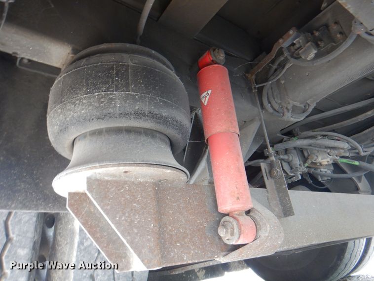 image for item KW9849 2005 Gillig C29D102N4  shuttle bus