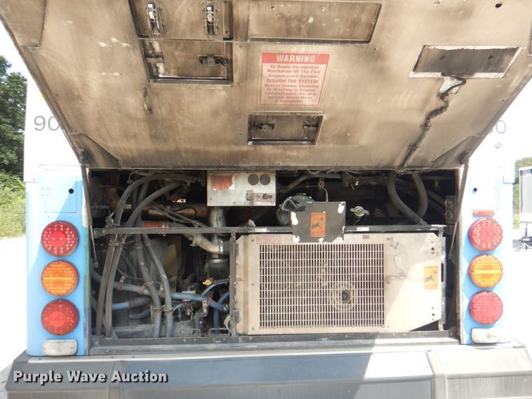 image for item KW9849 2005 Gillig C29D102N4  shuttle bus