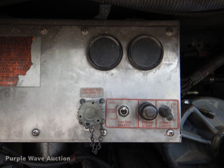 image for item KW9849 2005 Gillig C29D102N4  shuttle bus