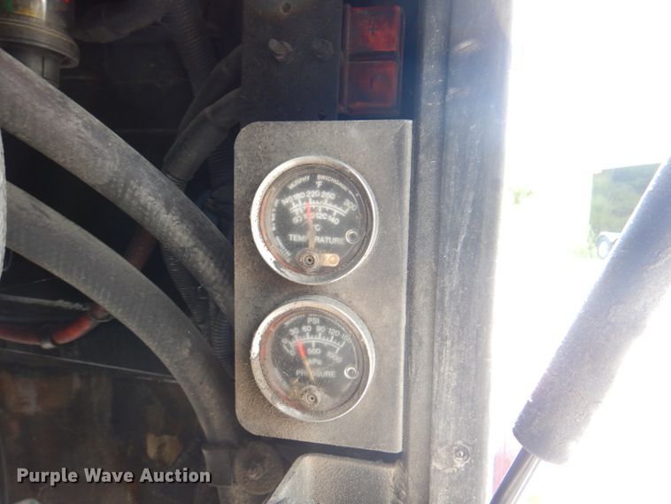 image for item KW9849 2005 Gillig C29D102N4  shuttle bus