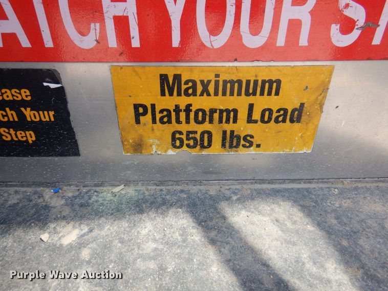 image for item KW9849 2005 Gillig C29D102N4  shuttle bus